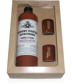 Weduwe Joustra Beerenburg + 2 Napjes